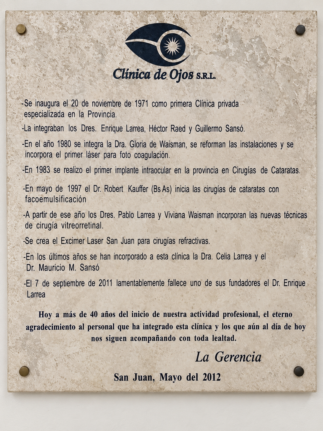 Placa histórica de Clínica de Ojos S.R.L., fechada en mayo de 2012